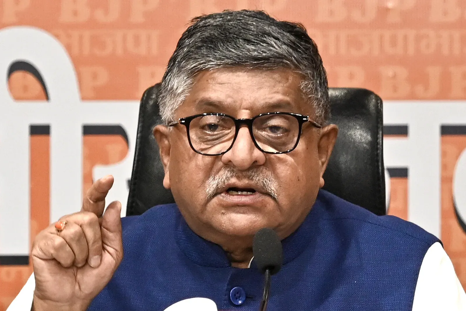 संसद व्यवधान पर BJP का पलटवार: रवि शंकर प्रसाद ने खड़गे और राहुल गांधी को बताया 'पाखंडी'
