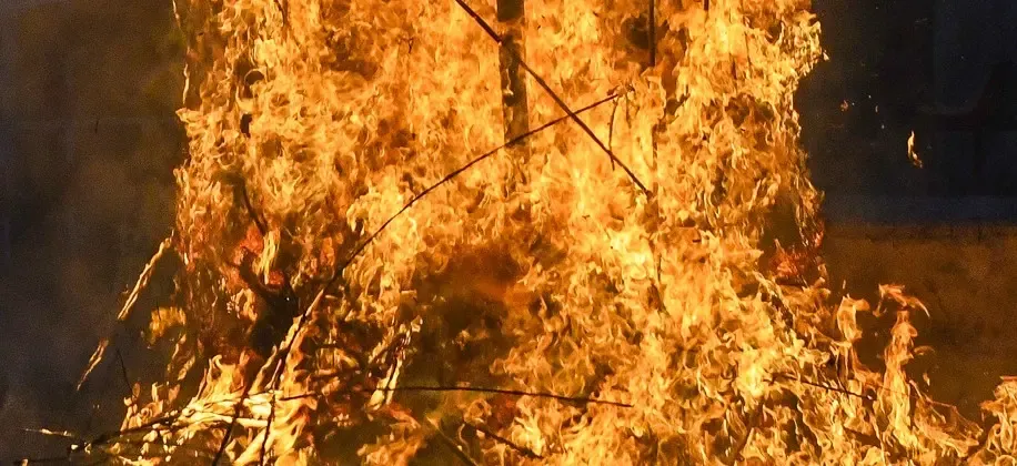 मैसूरु: प्रेम प्रस्ताव ठुकराने पर युवक ने खुद पर पेट्रोल डाला, छात्रा को जबरन गले लगाया — दोनों झुलसे