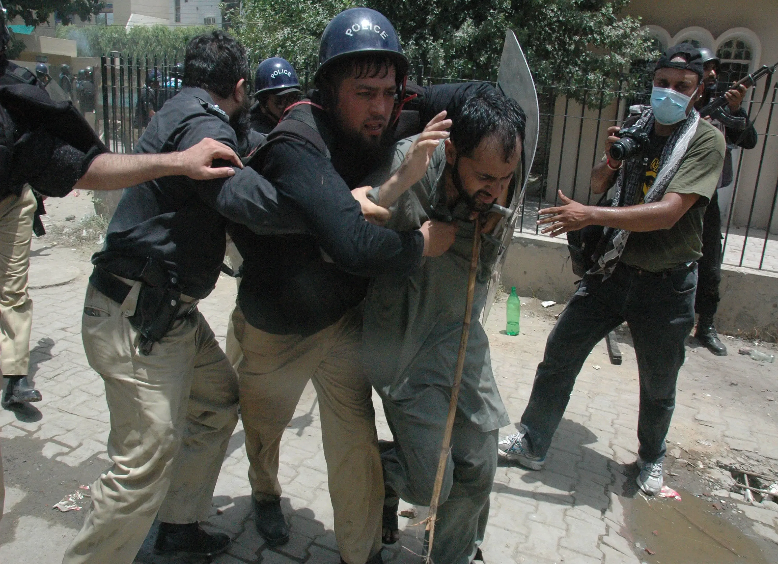 पाकिस्तान में हिरासत यातना की चौंकाने वाली रिपोर्ट: कानूनी खामियां और एनकाउंटर पर उठे सवाल