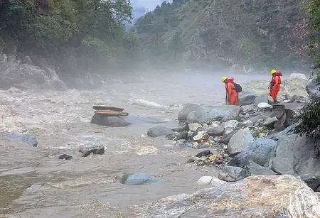 हिमाचल प्रदेश में भारी तबाही : 34 लापता लोगों की तलाश के लिए बचाव अभियान जारी