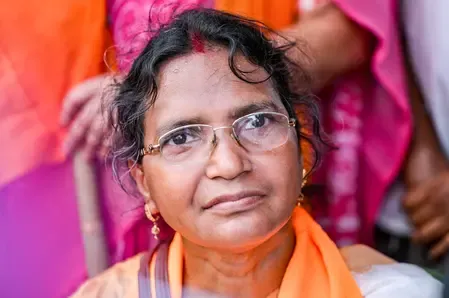 आरजी कर पीड़िता की मां रत्ना देबनाथ बोलीं — नबन्ना में पुलिस का सम्मान 'जीत का संकेत', न्याय तक लड़ाई जारी