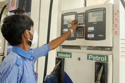 पेट्रोल और डीजल की कीमतों में कोई बदलाव नहीं, एक्साइज में कमी से होगी तेल कंपनियों के नुकसान की भरपाई : केंद्र