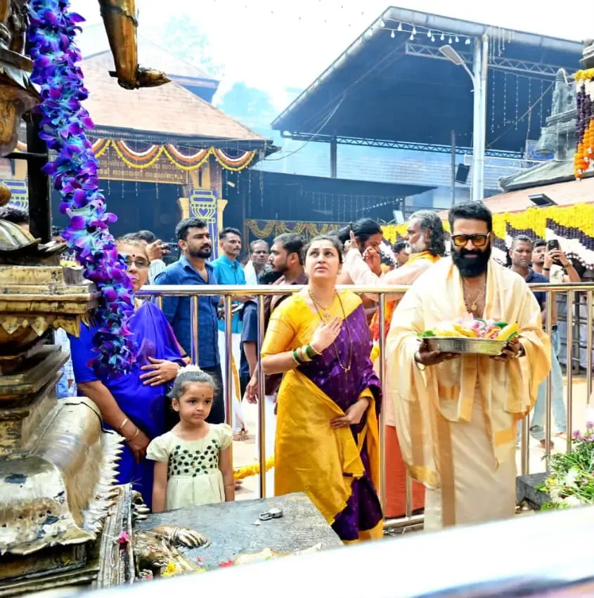 ऋषभ शेट्टी ने दशहरा पर कोल्लूर मूकाम्बिका मंदिर में पत्नी-बच्चों संग की पूजा