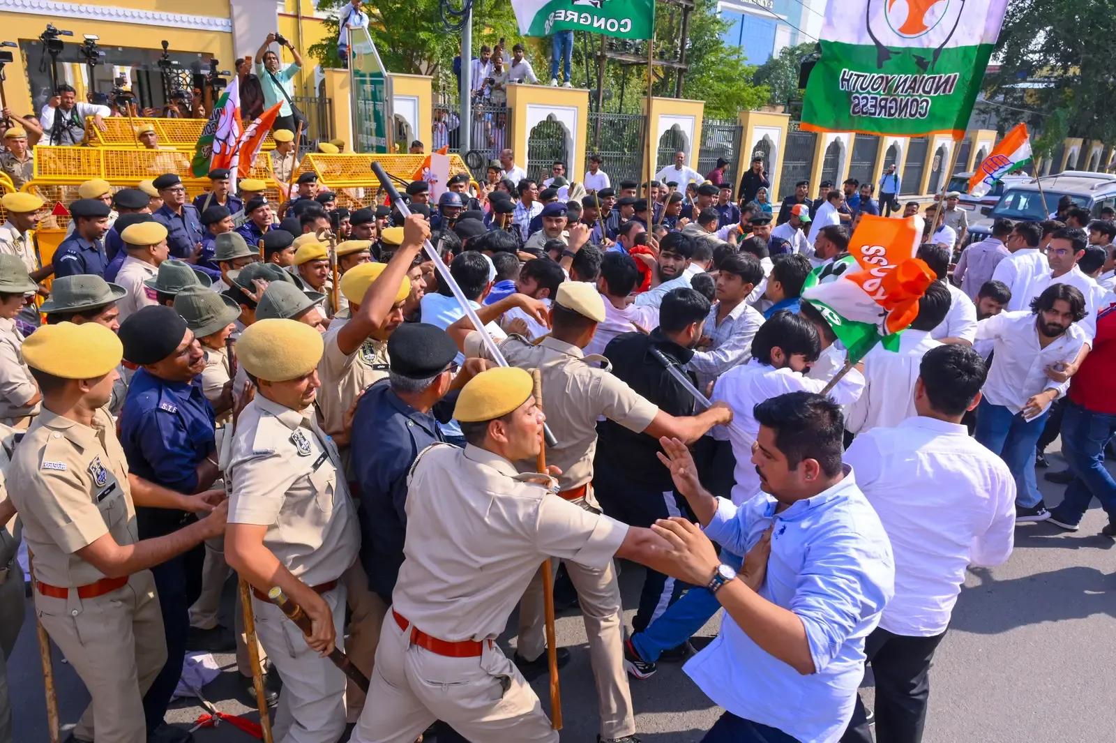 रितु बराला केस: जीरो एफआईआर की मांग पर जयपुर पुलिस कमिश्नरेट के बाहर कांग्रेस का 24 घंटे से धरना जारी