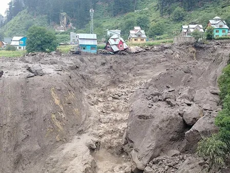 डोडा में दो बार बादल फटे, भलेसा की सड़कें तबाह; कई गांव जिले से कटे, चिनाब खतरे के निशान से एक मीटर ऊपर