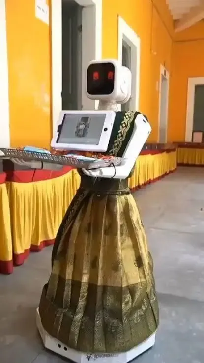 वेल्लोर में रोबोट बने मतदान के मेजबान: साड़ी पहनकर किया स्वागत, चॉकलेट-फूल लेकर खड़े रहे ह्यूमनॉइड