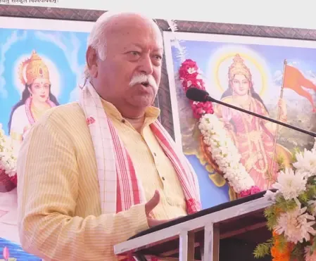 <b>संस्कृत को राष्ट्र की आत्मा मानते हुए आरएसएस प्रमुख ने लोगों से इसे सीखने का किया आग्रह</b>