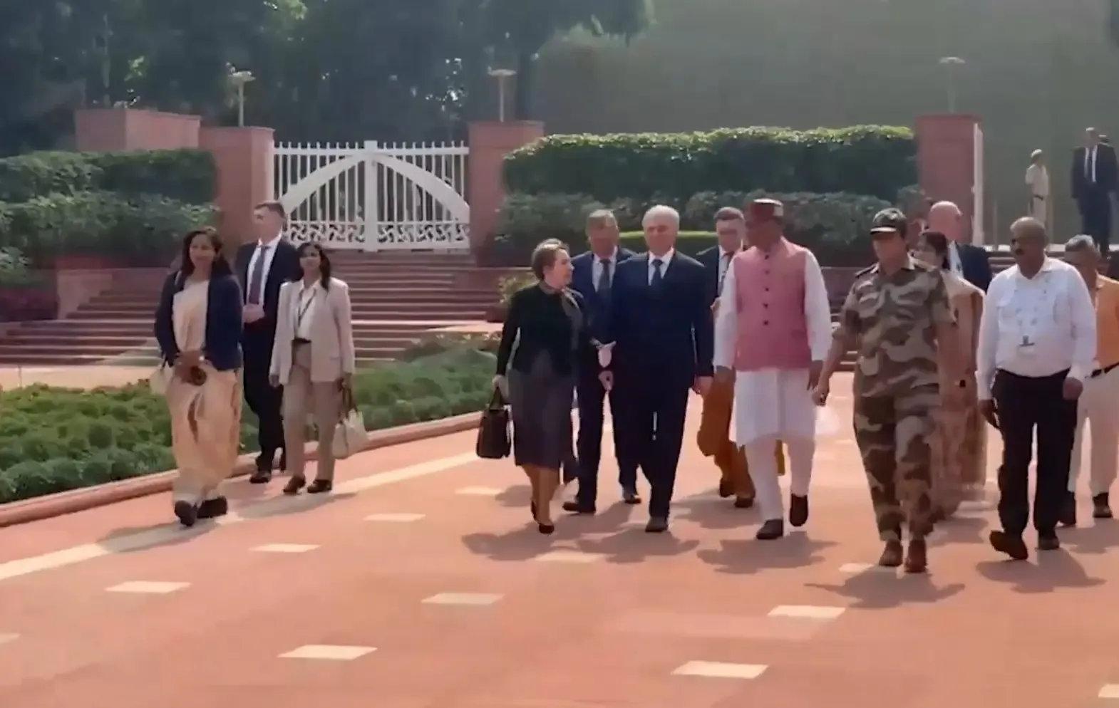 12वें BRICS संसदीय फोरम से पहले रूसी स्टेट ड्यूमा अध्यक्ष वोलोदिन ने राजघाट पर गांधी को दी श्रद्धांजलि