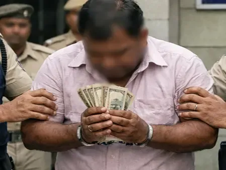 बिहार: बिक्री कर विभाग का चपरासी 75,000 रुपए रिश्वत लेते पकड़ा गया