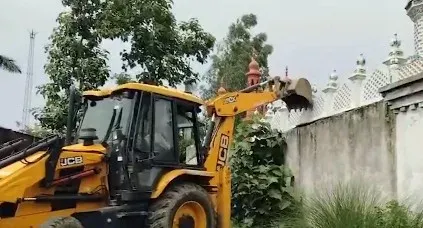 संभल में कोर्ट के आदेश पर ढही 'अवैध' ईदगाह और मस्जिद, ₹5 करोड़ की सरकारी जमीन मुक्त