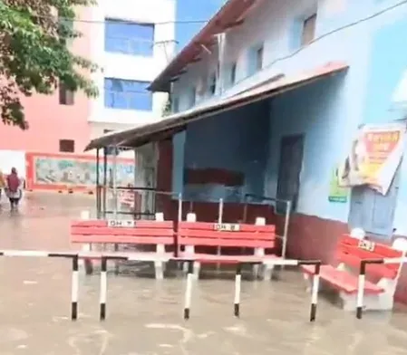 बिहार: एक घंटे की बारिश से सासाराम सदर अस्पताल में भरा पानी, आलोचनाओं का सिलसिला शुरू