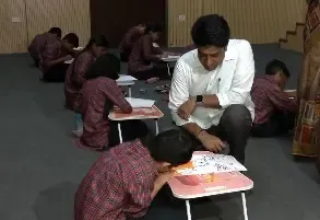 सेवा संकल्प अभियान: नवयुग स्कूल के बच्चों ने ड्रॉइंग में उकेरा 'विकसित भारत 2047' का सपना