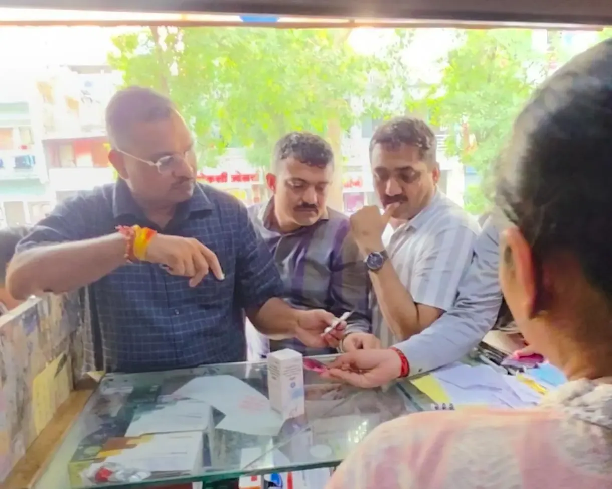 सूरत में दो मेडिकल स्टोर पर छापा: बिना प्रिस्क्रिप्शन नशीली दवाएं, 18,316 टैबलेट और कोडीन सिरप जब्त