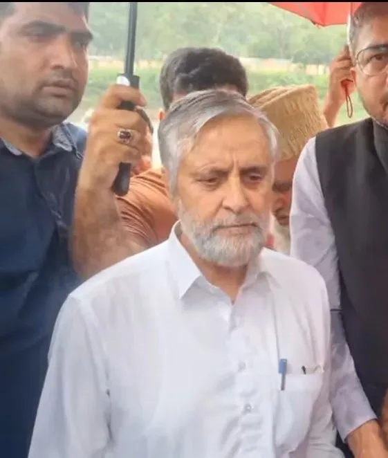 पुंछ में भूस्खलन से बाल-बाल बचे सांसद मियां अल्ताफ अहमद, काफिले की गाड़ी क्षतिग्रस्त