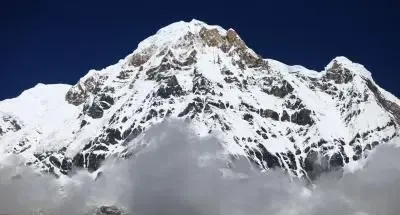 नेपाल हिमस्खलन: हिमलुंग बेस कैंप पर 14 नेपाली गाइड लापता, बचाव हेलीकॉप्टर रवाना