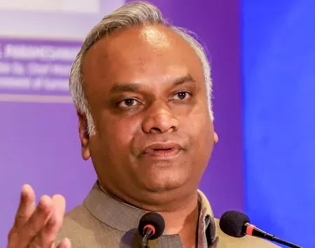 कर्नाटक: प्रज्वल रेवन्ना की बैरक से मिले मोबाइल में ओटीटी ऐप्स, प्रियांक खड़गे बोले- जेल में छापे के लिए मैंने दिया था आदेश