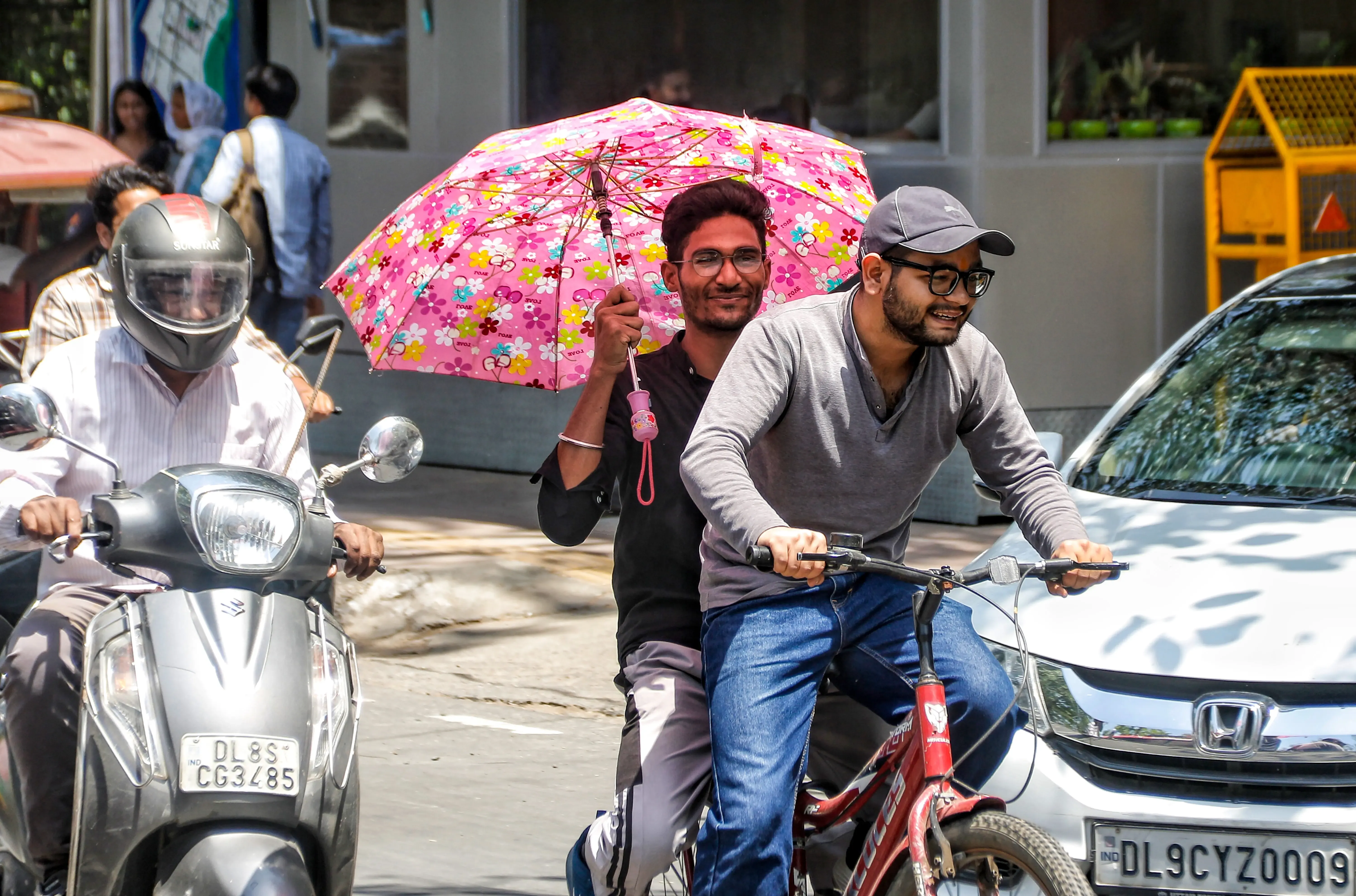 भीषण लू का कहर: यूपी के 32 जिलों में हीटवेव अलर्ट, दिल्ली में पारा 43°C पार