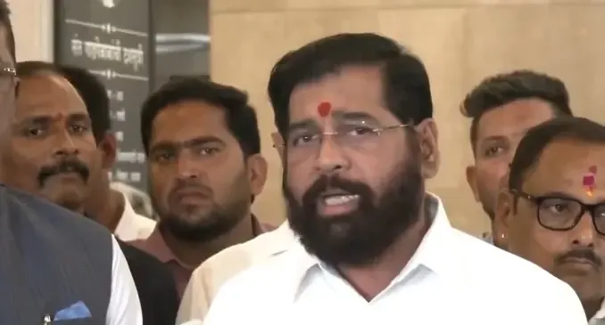 खड़गे के बयान पर शिंदे का तीखा प्रहार: 'गलत हैं तो पार्टी से निकालो', राहुल गांधी पर भी निशाना