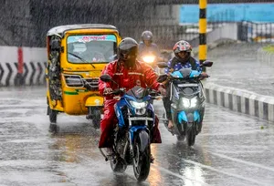 तमिलनाडु के 6 जिलों में भारी बारिश और आंधी का अलर्ट, 50 किमी/घंटा तक तेज हवाएं