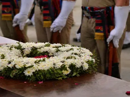मधुबनी में कृष्ण भूषण कुमार को राजकीय सम्मान के साथ अंतिम विदाई, परिवार को ₹25 लाख की राहत