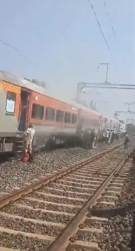रतलाम में रणथंभौर एक्सप्रेस के कोच से धुआं-चिंगारी, यात्रियों में दहशत; 20 मिनट रुकी ट्रेन