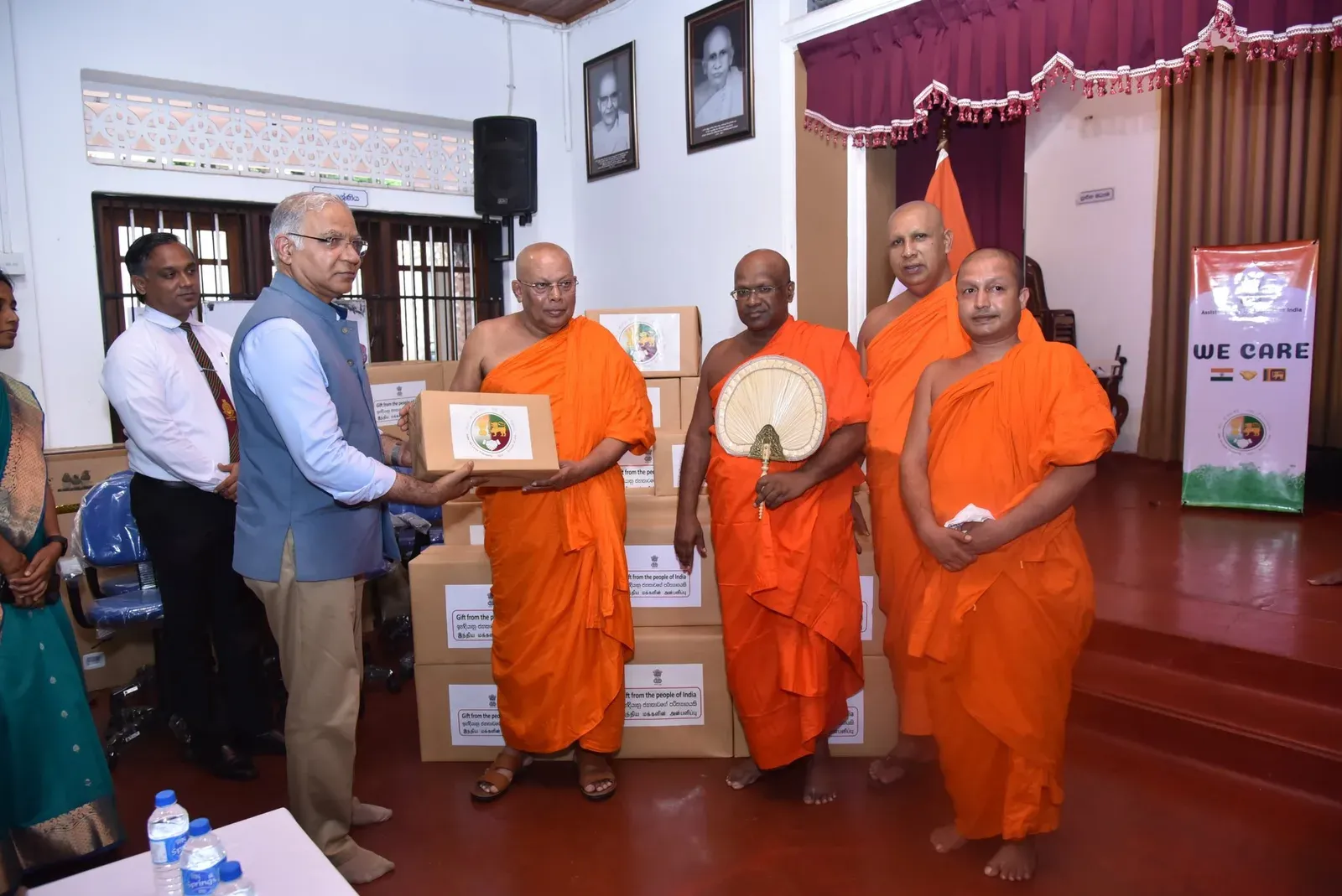 दांबुला गुफा मंदिर को भारत ने सौंपे आईटी उपकरण, पिरिवेना में बौद्ध शिक्षा होगी तकनीक से समृद्ध