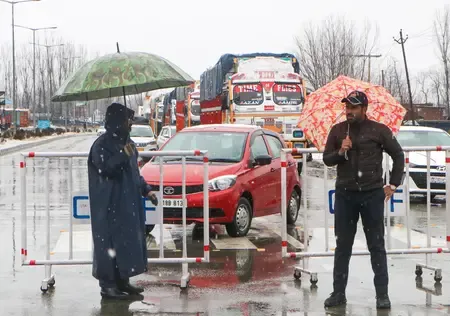 श्रीनगर-जम्मू राष्ट्रीय राजमार्ग 3 दिन बाद फिर खुला, यातायात बहाल
