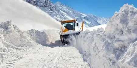 जोजिला में हिमस्खलन: श्रीनगर-लेह हाईवे बंद, 3 ड्राइवर सुरक्षित बचाए गए