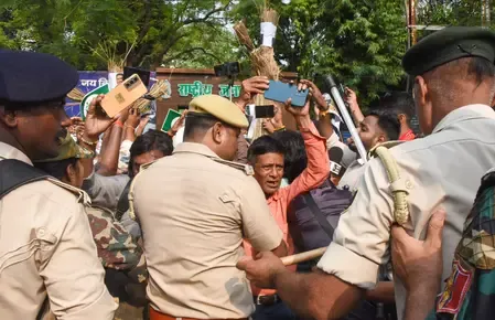 पटना में BPSC-SI भर्ती छात्रों ने बैरिकेड तोड़े, विधानसभा ओवरब्रिज तक पहुँचे; सुरक्षा बढ़ाई गई