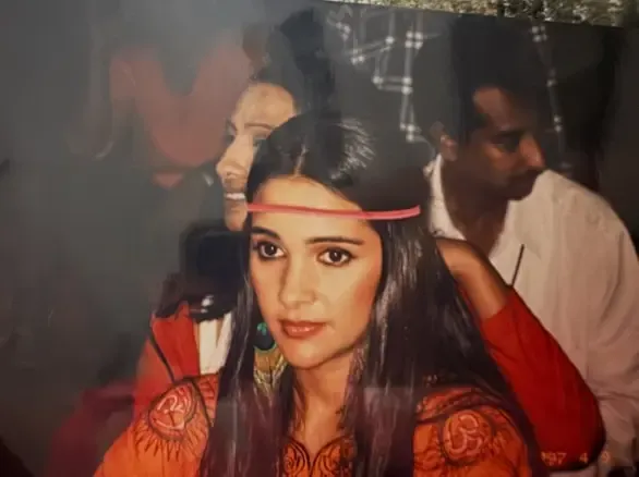 तारा शर्मा ने शेयर की 'पेज 3' की दुर्लभ तस्वीर, जीनत अमान के 'दम मारो दम' अंदाज़ से था प्रेरित लुक