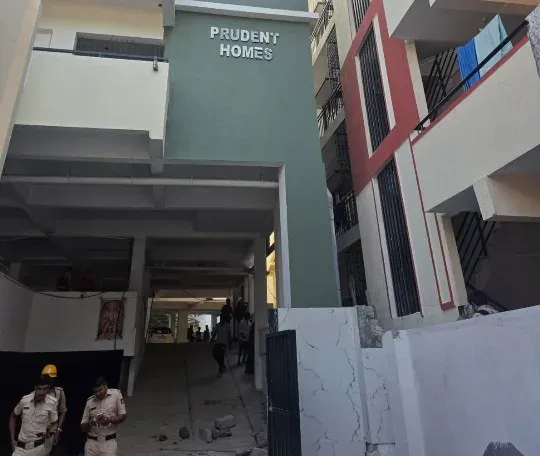 बेंगलुरु: चारदीवारी गिरने से 17 वर्षीय किशोर की मौत, चिक्कबनासवाड़ी में एक घायल