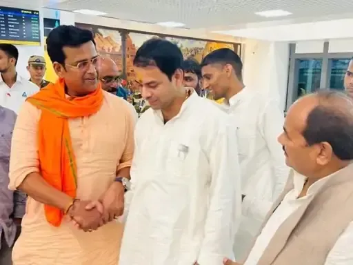 क्या तेज प्रताप और रवि किशन की पटना एयरपोर्ट पर हुई मुलाकात ने अटकलें बढ़ा दी हैं?