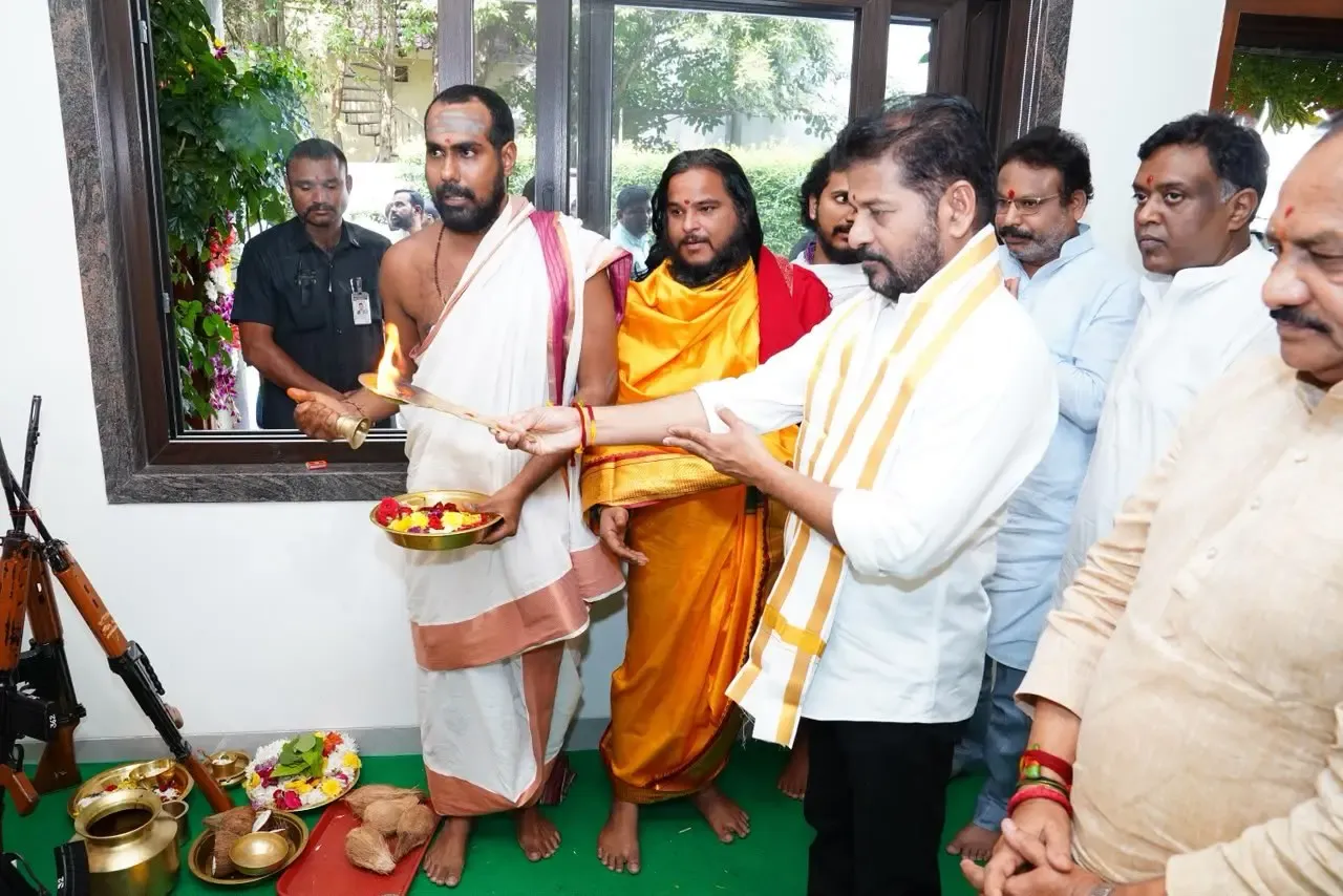 विजयादशमी पर तेलंगाना CM रेवंत रेड्डी ने की आयुध पूजा, पैतृक गांव कोंडारेड्डीपल्ले में मनाया दशहरा
