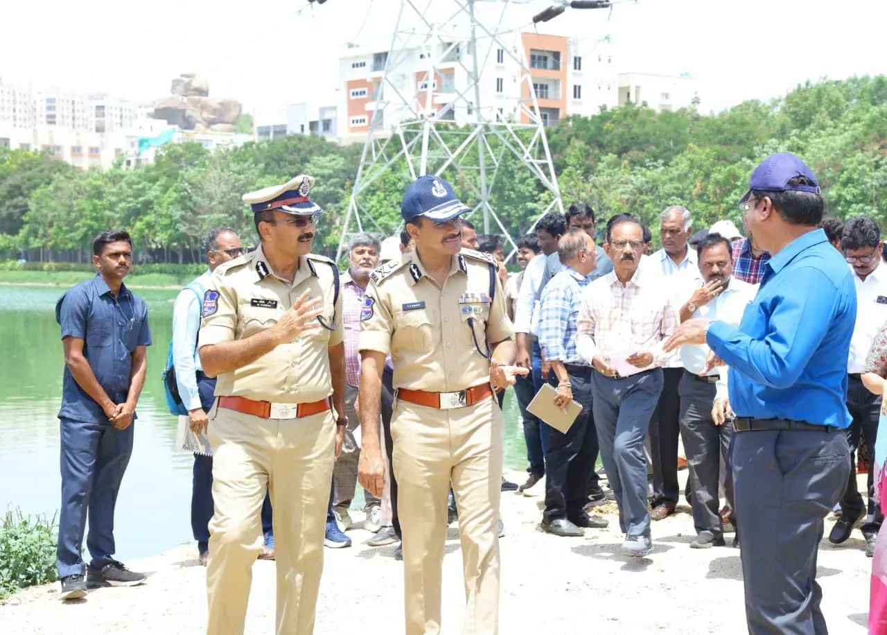 तेलंगाना DGP सीवी आनंद ने हैदराबाद में मानसून बाढ़ और ट्रैफिक व्यवधान रोकने की तैयारियों की समीक्षा की