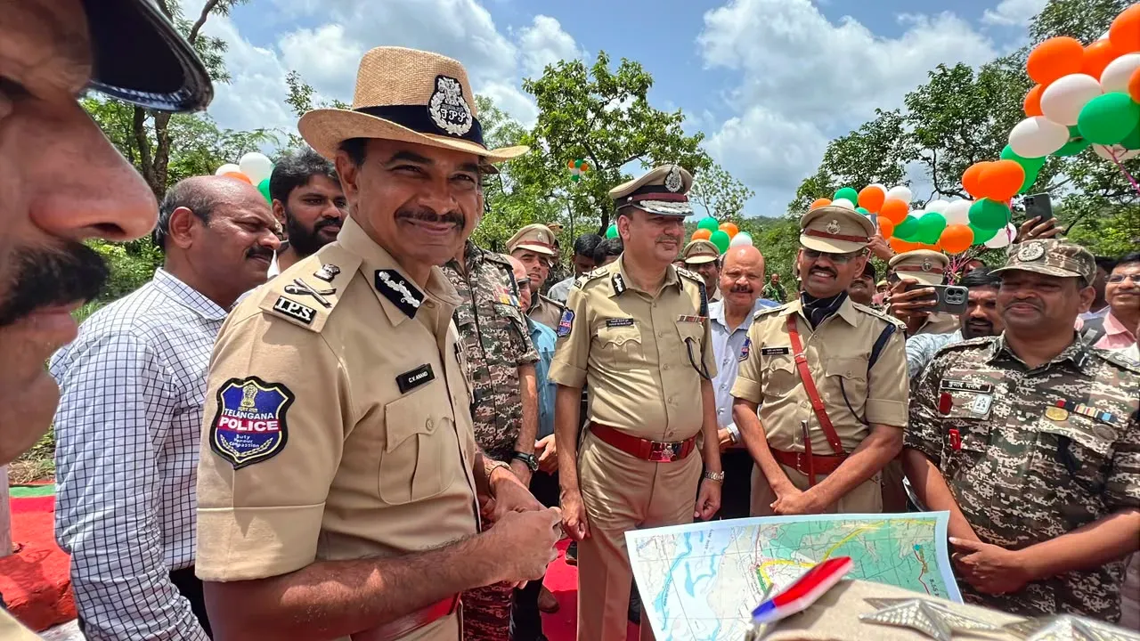 करेगुट्टा में तेलंगाना डीजीपी ने फहराया तिरंगा, 50 साल बाद माओवाद मुक्त इलाके में विकास का संकल्प