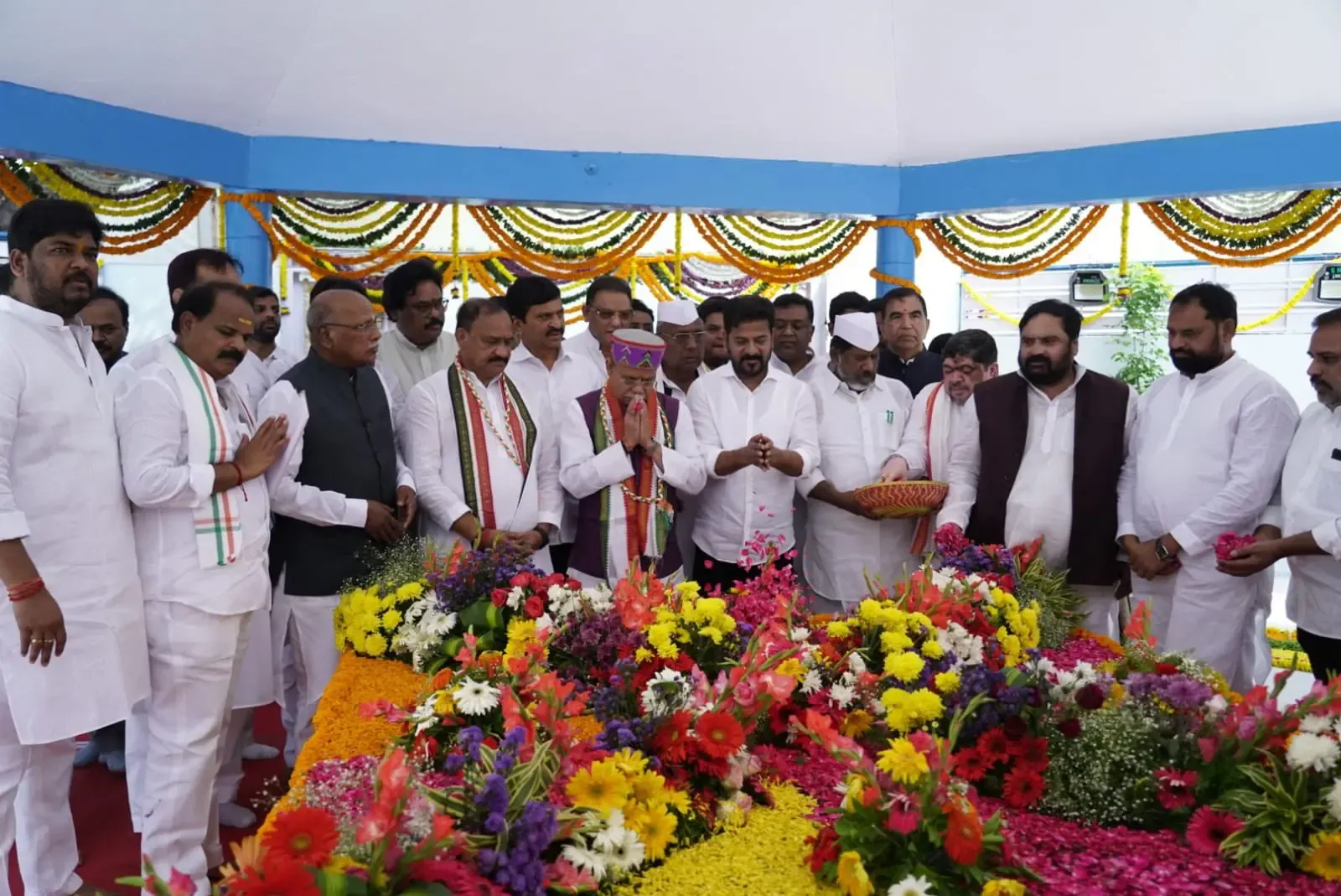 गांधी जयंती 2026: तेलंगाना के राज्यपाल व CM रेवंत रेड्डी ने बापू घाट पर दी श्रद्धांजलि, डिजिटल म्यूजियम का उद्घाटन