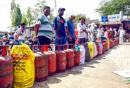 तेलंगाना में 3,699 अवैध घरेलू एलपीजी सिलेंडर जब्त, 12 मार्च से कार्रवाई जारी