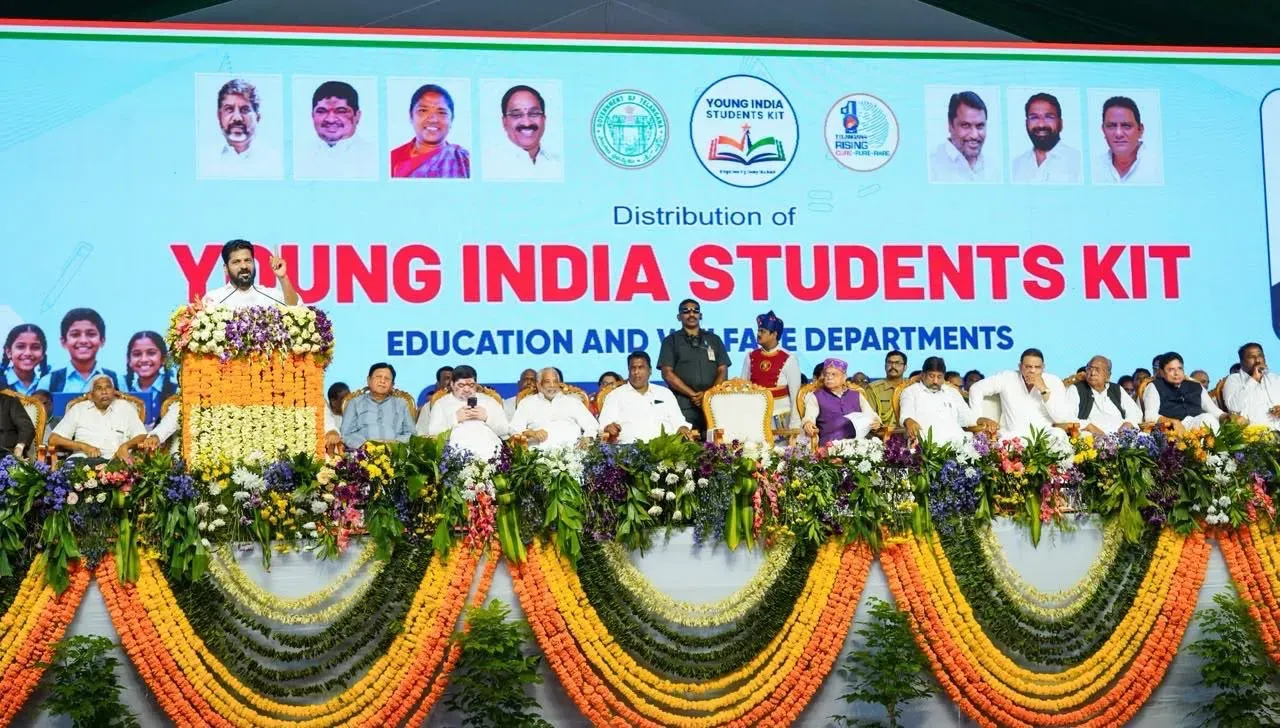 तेलंगाना को शिक्षा-खेल हब बनाएंगे: CM रेवंत रेड्डी ने ₹26,600 करोड़ के बजट और 27.50 लाख छात्रों को किट का किया ऐलान