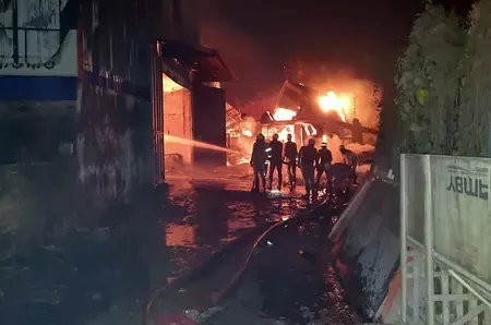 कोलकाता के एक गोदाम में लगी भीषण आग, तीन लोगों की मौत, अभी भी कई लापता 