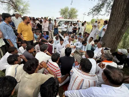 राजस्थान: सड़क पर गिरे हाईटेंशन वायर की चपेट में आकर बाइक सवार तीन लोगों की मौत, परिजन कर रहे विरोध प्रदर्शन