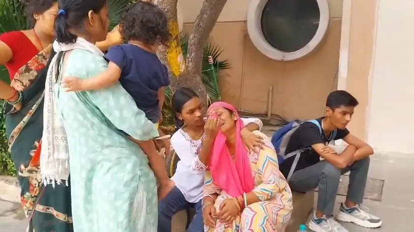 सरिता विहार में डंपर ने रौंदा: चार की मौत, 'सेफ सिटी प्रोजेक्ट' के कर्मी भी शिकार, चालक फरार