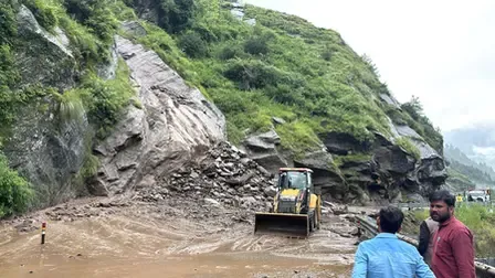 उत्तराखंड में भारी बारिश ने बढ़ाई मुश्किलें : कई जिलों में स्कूल बंद, चारधाम यात्रा भी स्थगित