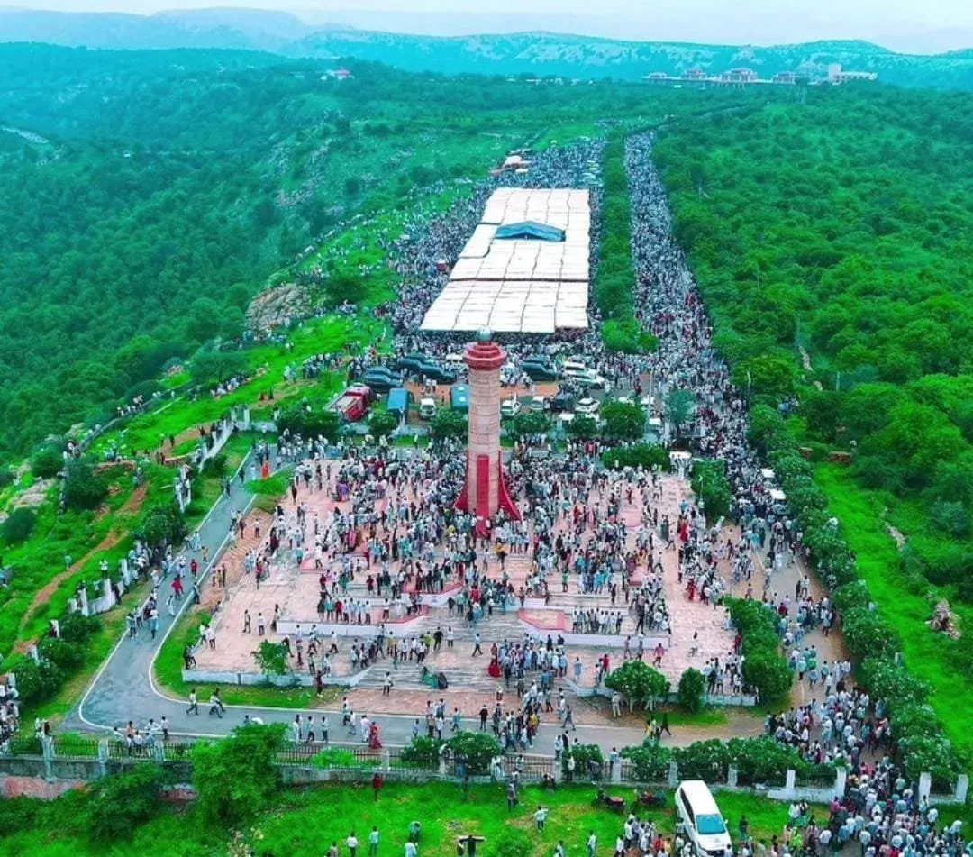 भील प्रदेश की माँग: बांसवाड़ा के मंगर धाम में 4 राज्यों के हजारों आदिवासी एकजुट