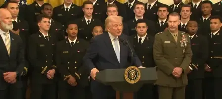 डोनाल्ड ट्रंप का दावा : ईरान के पास बात करने के ल‍िए कोई बचा नहीं, समुद्र की तलहटी में है उनकी नौसेना