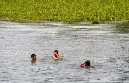 दमोह के तवारी गांव में दो नाबालिग लड़कियां पानी भरे गड्ढे में मृत मिलीं, पुलिस जांच में जुटी