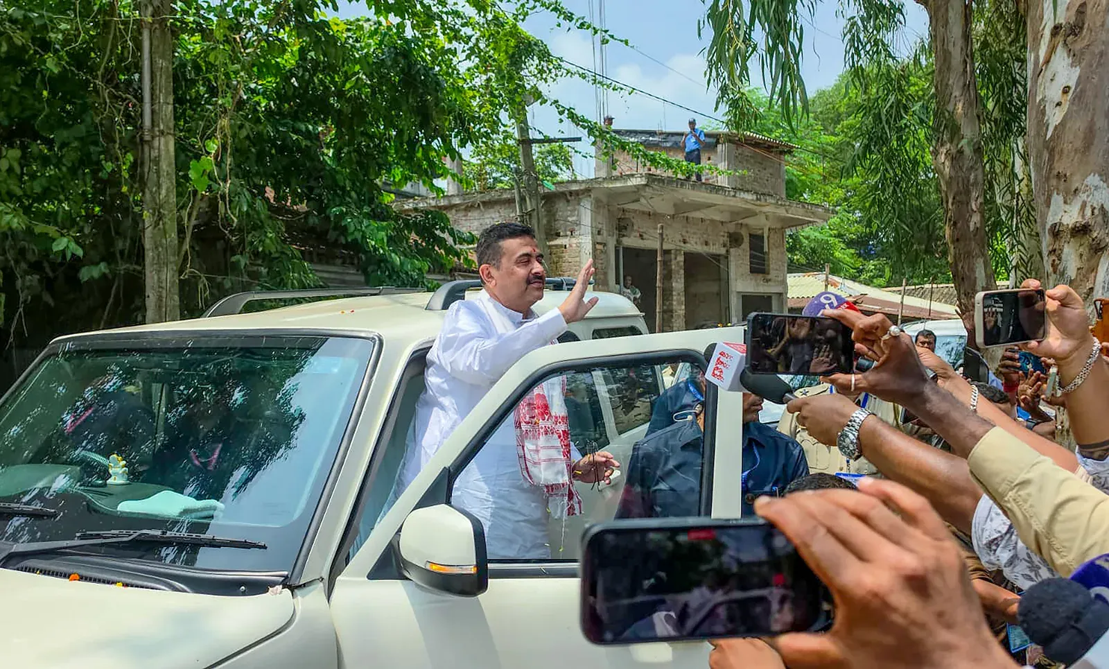पश्चिम मिदनापुर के सबांग में बाढ़ से 2 मौतें, 3,200 घर क्षतिग्रस्त; CM सुवेंदु अधिकारी ने किया दौरा