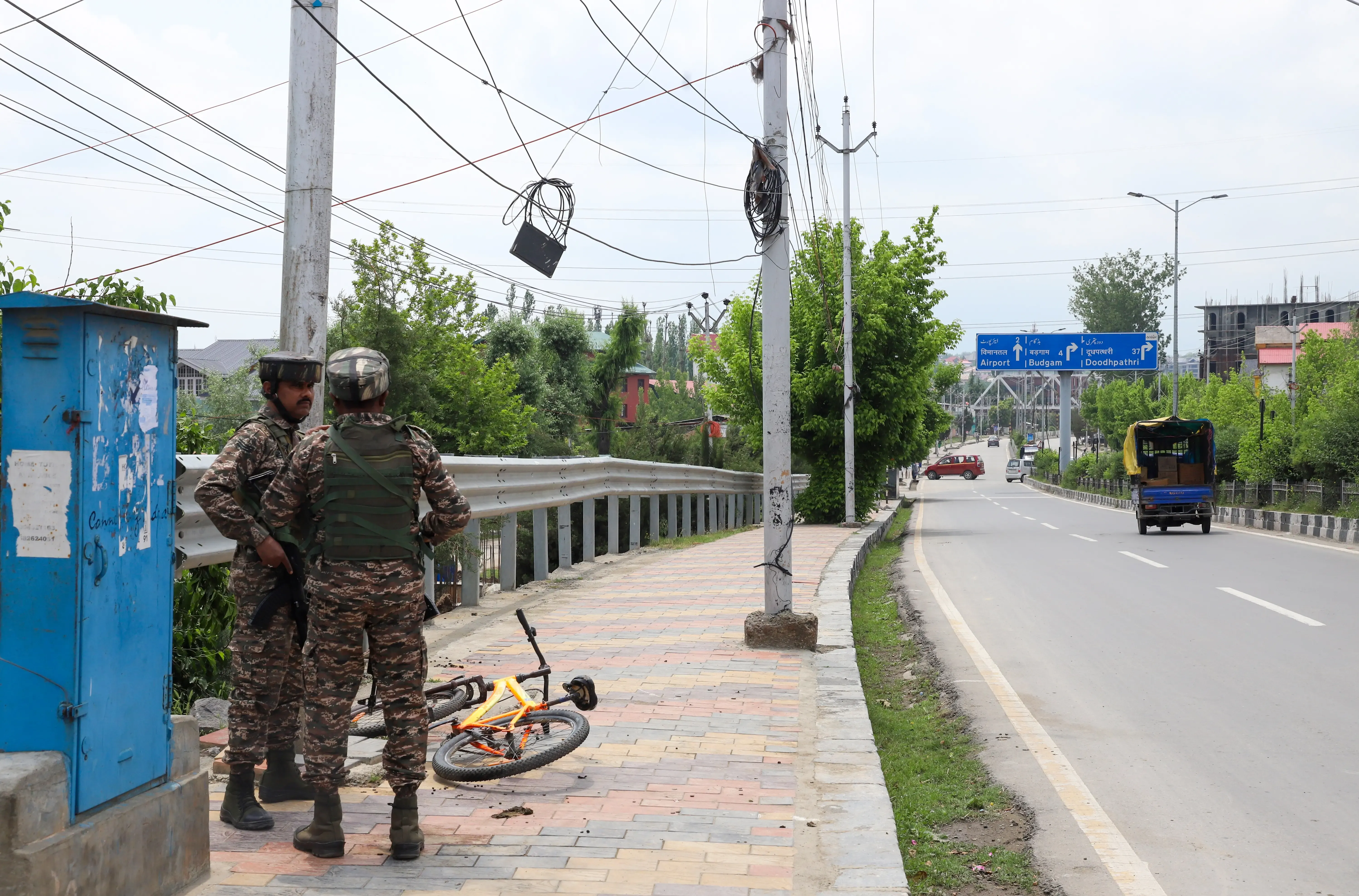 श्रीनगर हवाई अड्डे पर सैटेलाइट फोन के आरोप में दो अमेरिकी पर्यटक हिरासत में