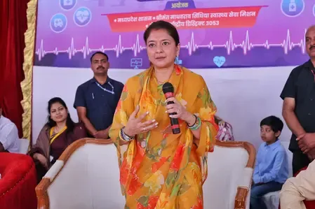 मध्य प्रदेश: केंद्रीय मंत्री ज्योतिरादित्य सिंधिया की पत्नी ने शिवपुरी में स्वास्थ्य शिविर का निरीक्षण किया