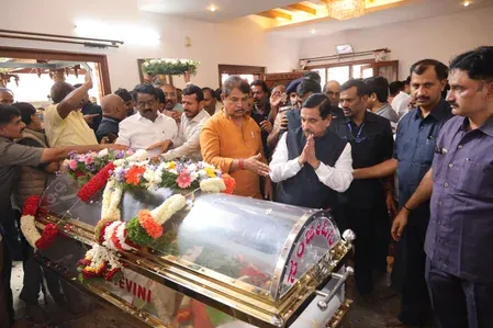 चेन्नम्मा को केंद्रीय मंत्री प्रह्लाद जोशी ने दी अंतिम श्रद्धांजलि, PM मोदी की संवेदनाएं देवेगौड़ा परिवार तक पहुँचाईं