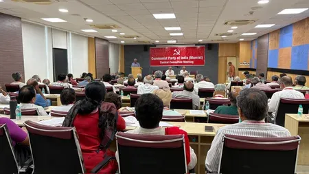 केरल हार के बाद माकपा में बगावत: पिनराई विजयन पर इस्तीफे का दबाव, तीसरी बड़ी चुनावी निराशा